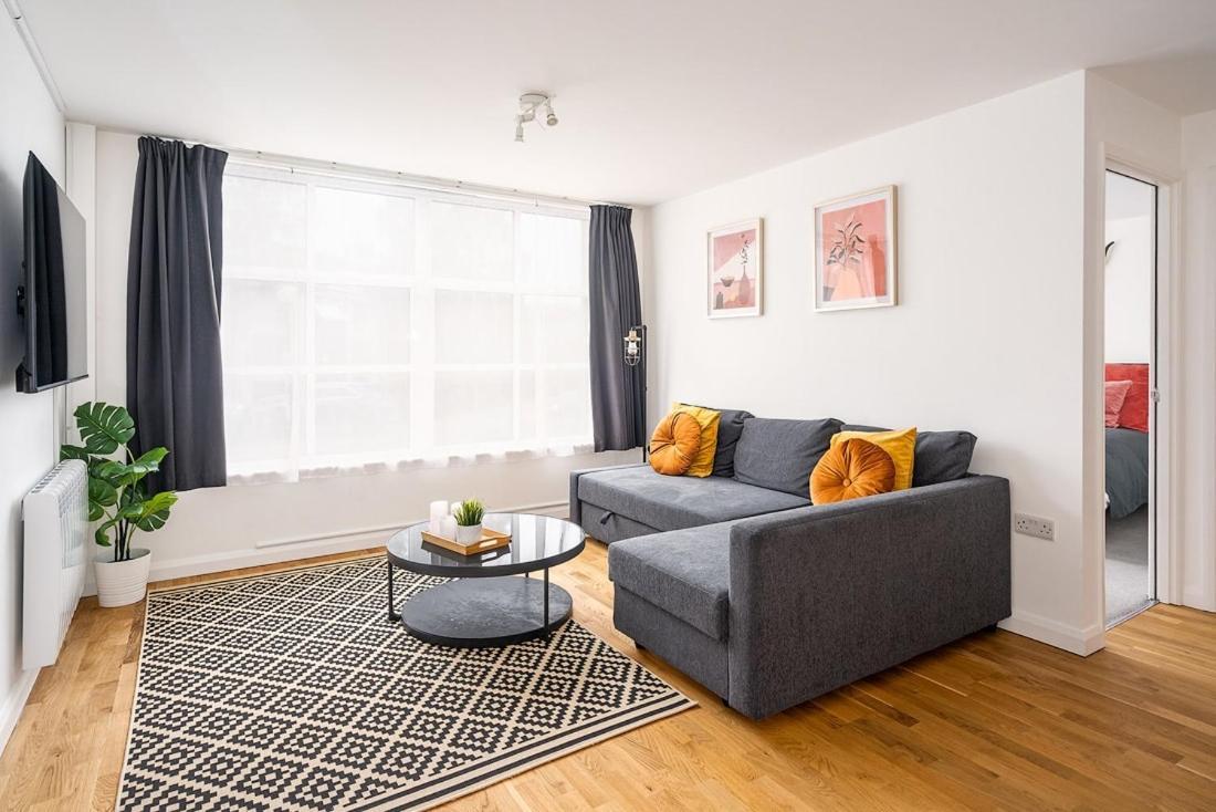 Contemporary City Centre Apartment With Parking Bath Exterior photo