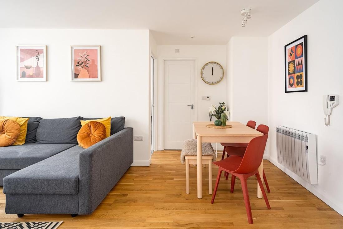 Contemporary City Centre Apartment With Parking Bath Exterior photo