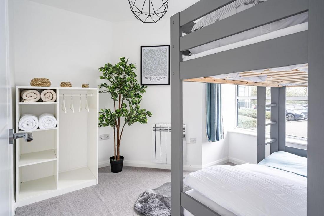 Contemporary City Centre Apartment With Parking Bath Exterior photo