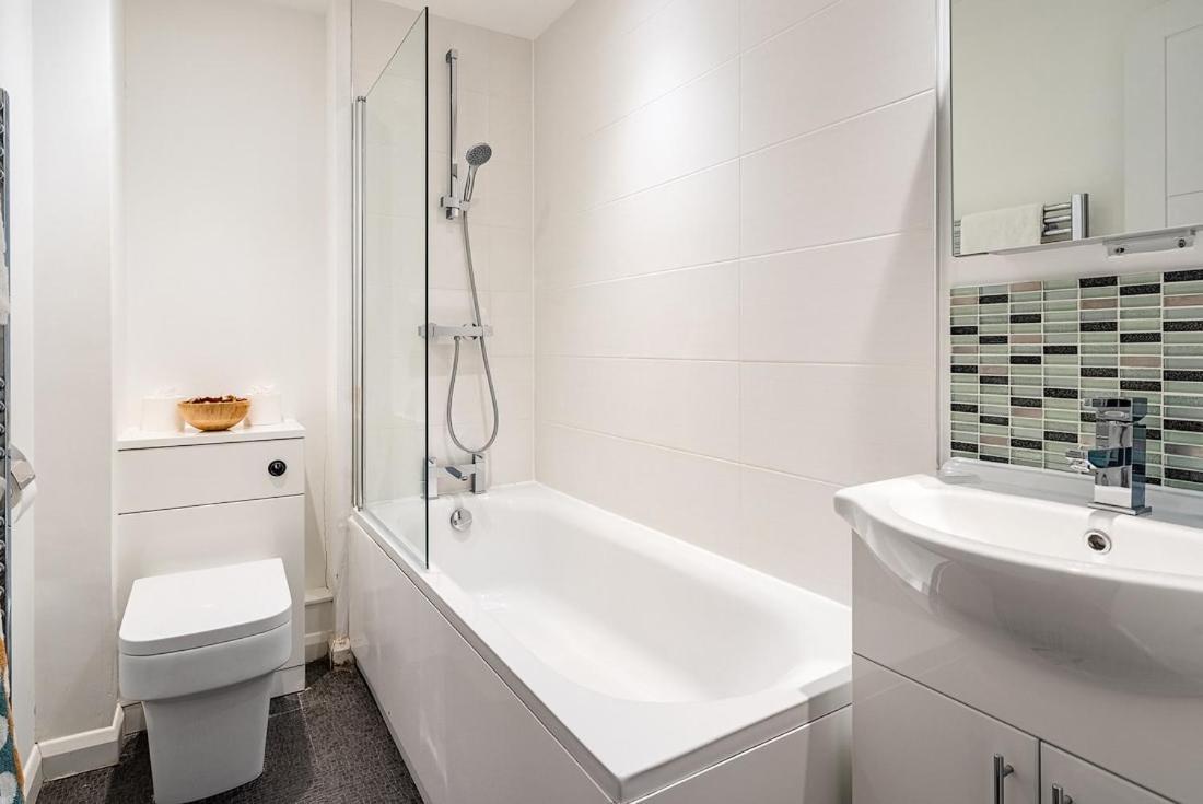 Contemporary City Centre Apartment With Parking Bath Exterior photo